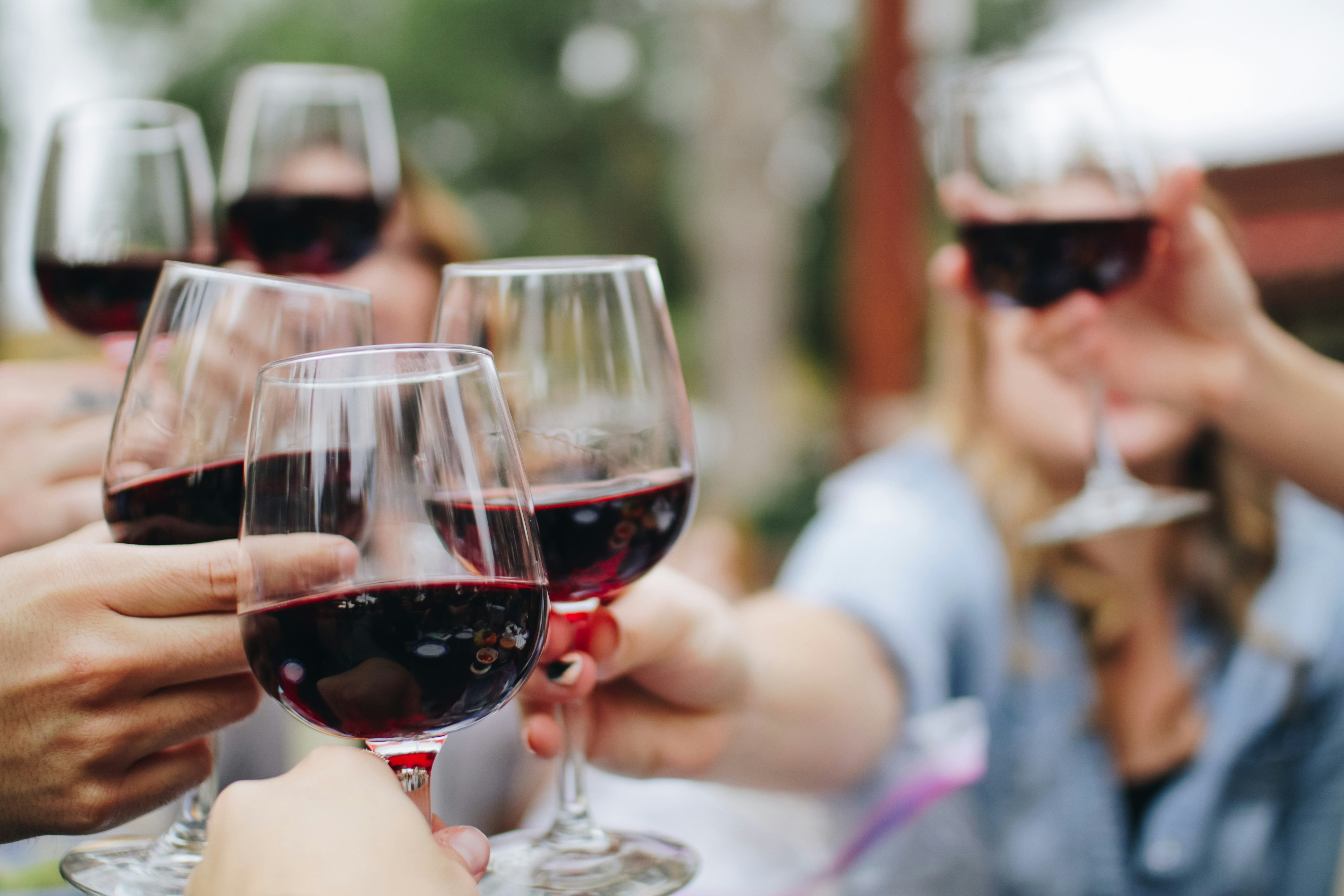 Taças de vinho brindando